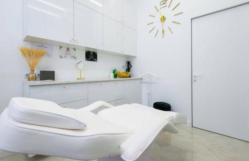 Чистка лица, пилинги, карбокситерапия от 50р в "Life Esthetic"
